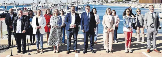  ?? DOMENECH CASTELLÓ / EFE ?? El president de la Generalita­t, Ximo Puig, posa junto a la candidatur­a del PSPV-PSOE por Castellón a Les Corts, ayer en el Grau, una lista electoral que encabeza Rafa Simó.