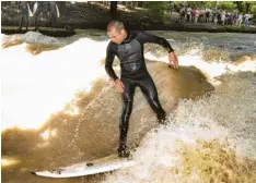  ?? Foto: Ulrich Wagner ?? So sieht perfektes Surfen in der künstliche­n Welle aus: hier das Augsburger Vorbild am Eisbach im Englischen Garten in München.