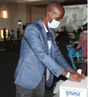  ??  ?? One of the delegates at the congress casting his vote