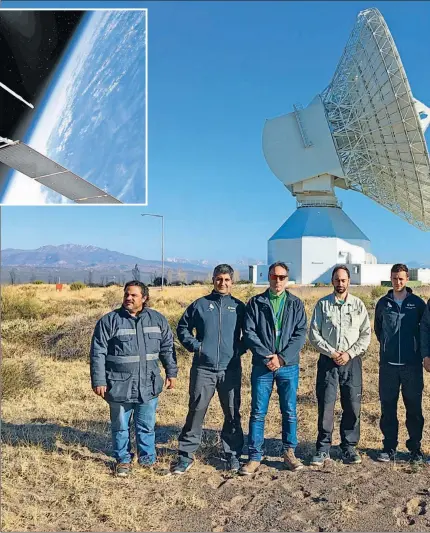  ??  ?? EXPERTOS. Los ingenieros argentinos con la antena de Espacio Profundo. Mide 35 metros de diámetro y 40 de alto. ermiten realizar enlaces con las misiones.