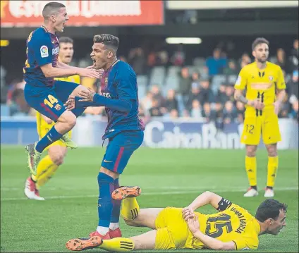  ?? FOTO: PERE PUNTÍ ?? Carles Pérez y Nahuel se lamentan después de que Unai García, en el suelo, rechazase el balón en una clara ocasión de gol