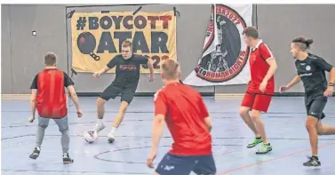  ?? RP-FOTO: BAUER ?? In der Sporthalle der Toni-TurekReals­chule kickten Mannschaft­en unter dem Motto „Boycott Qatar 2022“.