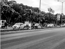  ??  ?? En los retenes piden a la gente salir de sus vehículos para la revisar las unidades/CORTESÍA