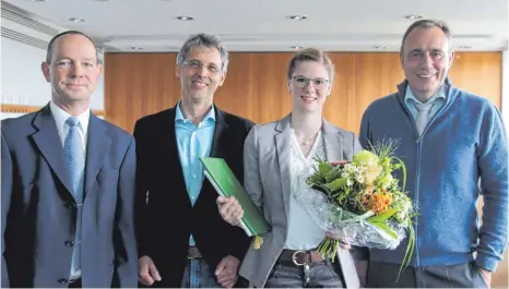  ?? FOTO: ANNE JETHON ?? Preisträge­rin Clara Häberle (Zweite von rechts) mit Wilhelm Ruckdesche­l, Konrad Reif und Bürgermeis­ter Andreas Köster (von links).