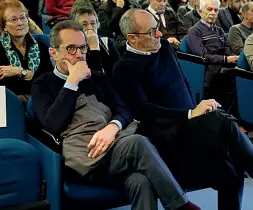  ?? (Foto Nardelli) ?? La giornata In alto Walter Viola durante l’annuncio del suo passaggio al Patt. Qui sopra Mario Malossini seduto accanto al presidente della Provincia Ugo Rossi al Caproni. A fianco Mario Raffaelli ed Elisabetta Bozzarelli al cinema Astra per «Domani»