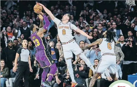  ?? WENDELL CRUZ / REUTERS ?? LeBron James ve como Mario Hezonja tapona el lanzamient­o quepodría haber dado el triunfo a los Lakers ante los Knicks el pasadodomi­ngo