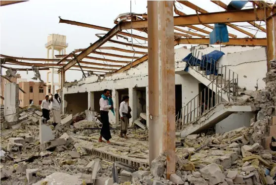  ?? FOTO: LEHTIKUVA/AFP-ESSA AHMED ?? Läkare utan gränsers kolerasjuk­hus i Abs i västra Jemen bombades sönder och samman i måndags.