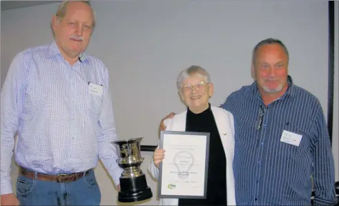  ?? PICTURE / TERRY CUNNIFFE ?? Pat Cunniffe with the Tom Leong Award is flanked by Mike Chopping (left) and Terry Blake, president of Electrical Safety NZ Inc.