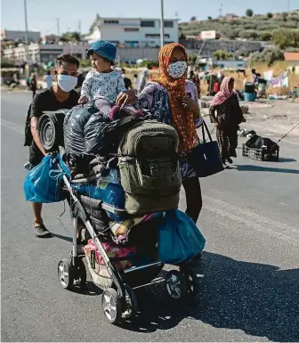  ?? FOTO ČTK/AP ?? Do Rakouska se nepodívají. Migranti na Lesbu tak zatím putují z Morie do nového provizorní­ho tábora.