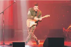  ?? Andre.kang@gfrmedia.com ?? El cantante y guitarrist­a deleitó al público con una combinació­n de éxitos y los temas de su reciente producción “Mis planes son amarte”.