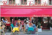  ?? PIC/PTI ?? Customers take a selfie as they enjoy a lunch at a restaurant, in Paris, Monday