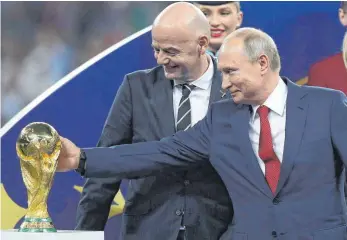  ?? FOTO: IAN MACNICOL/IMAGO IMAGES ?? Ende einer Freundscha­ft? Nach der Fußball-WM 2018 meinte FIFA-Präsident Gianni Infantino (links), die Welt habe sich in Russland verliebt. Wladimir Putin hat das gerne gehört.