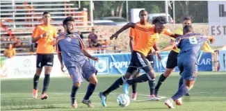  ?? FE ?? Acción del Cibao FC y los Delfines del Este la semana pasada.