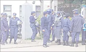  ?? ?? Some of the police officers who were deployed at Manzini Police RHQ.