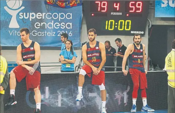  ?? FOTO: EFE ?? Gestos de decepción de los jugadores del Barça tras la final de Vitoria. La derrota ante el Gran Canaria dejó ‘tocado’ el ánimo de la plantilla azulgrana