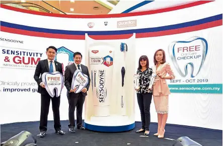  ??  ?? Sensodyne Sensitivit­y & Gum official launch with (from left) Malaysian dental associatio­n honorary general secretary dr chong Zhen Feng, Wong, cheah and Guardian Malaysia Personal care head tiffany choo.