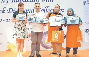  ??  ?? (From left) Low and Chef Zam with the winner of Guardian Cookout Challenge Hidayat Masduki and wife Hazimah Md Sidik.