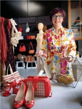  ?? FOTO LUC DAELEMANS ?? “Als we open mogen, krijgt elke klant bij ons zijn eigen winkelmand­je en zijn eigen schoenlepe­l”, zegt Karine Valy van schoenwink­el La Bottega in Hasselt.