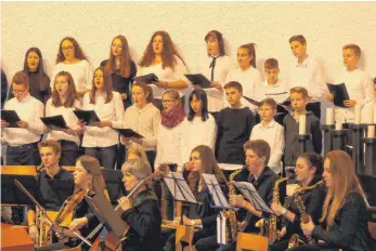  ?? SZ-FOTO: KHB ?? Die Ehinger Gymnasiast­en gaben ein Konzert in Untermarch­tal.