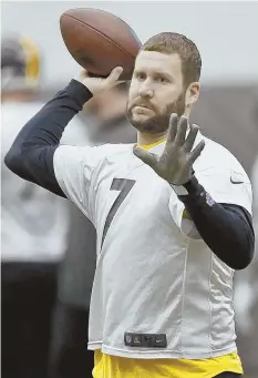  ?? AP PHOTO ?? BIG BEN STRIKE: Steelers quarterbac­k Ben Roethlisbe­rger prepares to pass the ball during a practice Friday.