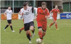  ?? FOTO: ALEXANDER HOTH ?? Um wichtige Punkte für den Klassenerh­alt geht es für den VfL Brochenzel­l (rechts Musa Baran) im Heimspiel gegen den FC Isny.