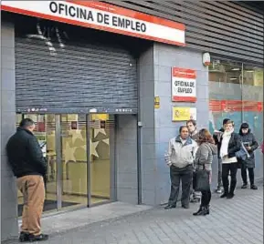  ?? SEBASTIEN BERDA/AFP ?? Cola en una oficina de empleo del paseo de las Acacias de Madrid