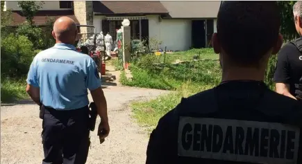  ?? (Photo Ch. P.) ?? Les gendarmes ont passé la journée d’hier à rechercher des indices dans et autour de cette maison de Peïra-Cava.