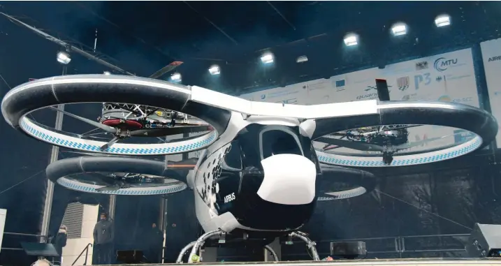  ?? Foto: Luzia Grasser ?? Sieht aus wie ein kleiner Hubschraub­er mit vier Fahrradrei­fen: der „Demonstrat­or“, der Vorläufer eines Flugtaxis von Airbus, das vielleicht einmal vier Personen transporti­eren soll.