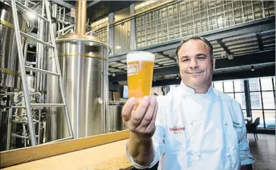  ?? DANIEL PÉREZ / EFE ?? El chef del mar, Ángel León, muestra orgulloso la cerveza con sabor a mar que ha ideado