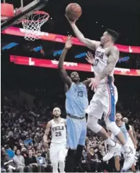  ??  ?? JJ Redick (17), de Filadelfia, se eleva en busca de anotar un canasto ante la defensa de Jaren Jackson Jr., de Memphis, en la segunda mitad del encuentro de la NBA ayer.