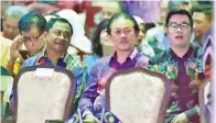  ??  ?? TIMBALAN Ketua Menteri merangkap Menteri Kerajaan Tempatan dan Perumahan Datuk Dr Jaujan Sambakong (kiri), Menteri Kesihatan dan Kesejahter­aan Rakyat Stephen Wong (tengah) dan Menteri Pertanian dan Industri Makanan Junz Wong (kanan) ketika di majlis itu.