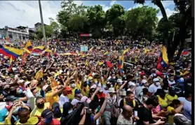  ?? AFP ?? Los colombiano­s lucharon contra los impuestos, pero le dieron aire al covid.