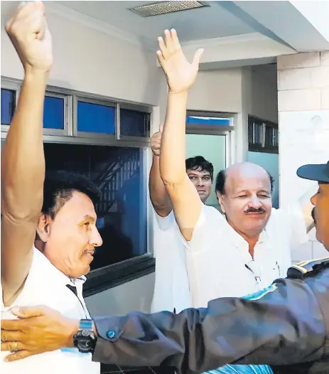  ??  ?? FELICES. Armando Villatoro, Hilario Espinoza y Fabricio Vásquez salen jubilosos de la audiencia adonde les dieron medidas cautelares.