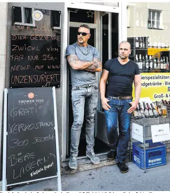  ??  ?? Herr L. (re.) und sein „Seelsorger“– der Mann mit Brille leistet täglich „seelischen Beistand“