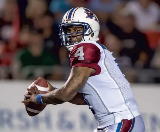  ?? PHOTO MARC DESROSIERS,AGENCE QMI ?? Le quart Darian Durant a connu son meilleur match sur le plan statistiqu­e (452 verges de gains aériens et deux touchés) dans un revers de son équipe. Cependant, il a également été responsabl­e de trois revirement­s (deux intercepti­ons et un échappé).