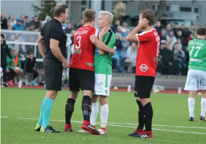  ??  ?? HIFK-spelarna Pauli Kuusijärvi och Jani Bäckman i en het diskussion med EIF:s Riku Selander i söndagens■ toppmatch i division 1.