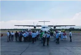  ?? CORTESÍA ?? El avión de la línea Aeromar aterrizó al medio día.