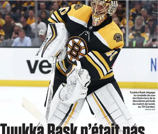  ?? PHOTO AFP ?? Tuukka Rask dégage la rondelle de son territoire lors de la deuxième période du match de lundi, au TD Garden.