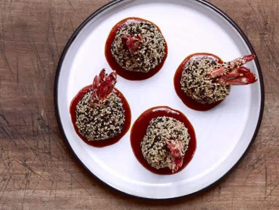  ??  ?? Sesame prawn balls: a high-end version of prawn toasts from Asian takeaways (Jason Lowe)