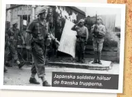  ??  ?? Japanska soldater hälsar de franska trupperna.