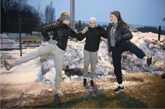  ?? FOTO: NIKLAS TALLQVIST ?? ■
Maija, Essi och Lumi deltog i basketlage­t Leppävaara­n Pyrintös utomhusträ­ningar i Alberga på onsdagen.