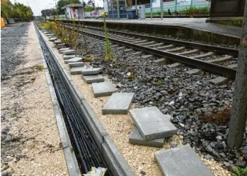  ?? Foto: Marcus Merk ?? Am Bahnhof in Meitingen werden neue Kabel verlegt, die Weichen und Signale mit einem neuen digitalen Stellwerk in Donau‰ wörth verbinden.