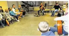  ??  ?? Sébastien Bertrand et Youenn Landreau sont allés à la rencontre des élèves de l’école de musique.