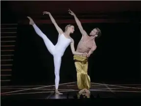  ??  ?? Le Béjart Ballet Lausanne, qui va se produire à Paris, fête ses 30 ans.