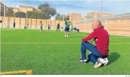  ?? D.A. ?? David Cabello, sentando en un balón durante un entrenamie­nto.