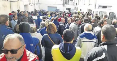  ?? SERVICIO ESPECIAL ?? Centenares de personas se arremolina­ron a las puertas de las empresas inspeccion­adas por la Guardia Civil.