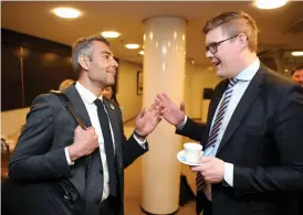  ?? FOTO: LEHTIKUVA/JUSSI NUKARI ?? Hussein al-Taee och Antti Lindtman, ordförande för Socialdemo­kraternas riksdagsgr­upp.