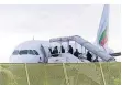  ?? FOTO: DPA ?? Abgelehnte Asylbewerb­er steigen in ein Flugzeug.