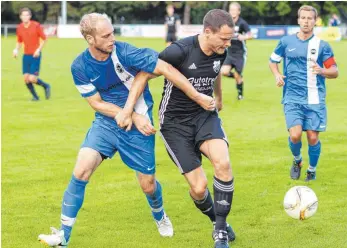  ?? FOTO: ROLF SCHULTES ?? Der Landesliga-Absteiger SV Maierhöfen-Grünenbach (rechts Dominic Wagner) startete mit dem Sieg in Haisterkir­ch (Christian Egger) optimal in die Bezirkslig­asaison.