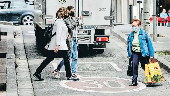  ?? ÀLEX GARCIA ?? Alcaldessa a peu de carrer. Ada Colau passeja d’incògnit per un carrer del districte de Nou Barris. En les últimes setmanes, l’alcaldessa dedica bona part del seu temps a visitar els barris per polsar sense filtres l’opinió dels veïns. Hi ha qui interpreta aquesta sortida del despatx com una preparació per a les eleccions del 2023